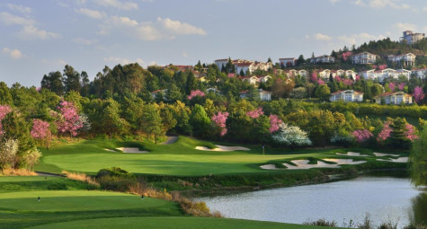 24,9 triệu cho một chuyến golf Côn Minh: Điều gì nằm sau con số?